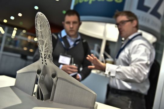 Ist das Messemodell nur eine Vision? Additiv gefertigtes Flugzeugmodell auf der Formnext 2016. Ist das Messemodell nur eine Vision? Additiv gefertigtes Flugzeugmodell auf der Formnext 2016.