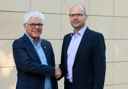 Prof. Dr. Zühlke (l.), Inhaber des Lehrstuhls für Produktionsautomatisierung an der TU Kaiserslautern sowie als Leiter des Forschungsbereichs Innovative Fabriksysteme am Deutschen Forschungszentrum für Künstliche Intelligenz (DFKI), übergibt seine Aufgaben an an Prof. Dr. Ruskowski (r.). Prof. Dr. Zühlke (l.), Inhaber des Lehrstuhls für Produktionsautomatisierung an der TU Kaiserslautern sowie als Leiter des Forschungsbereichs Innovative Fabriksysteme am Deutschen Forschungszentrum für Künstliche Intelligenz (DFKI), übergibt seine Aufgaben an an Prof. Dr. Ruskowski (r.).