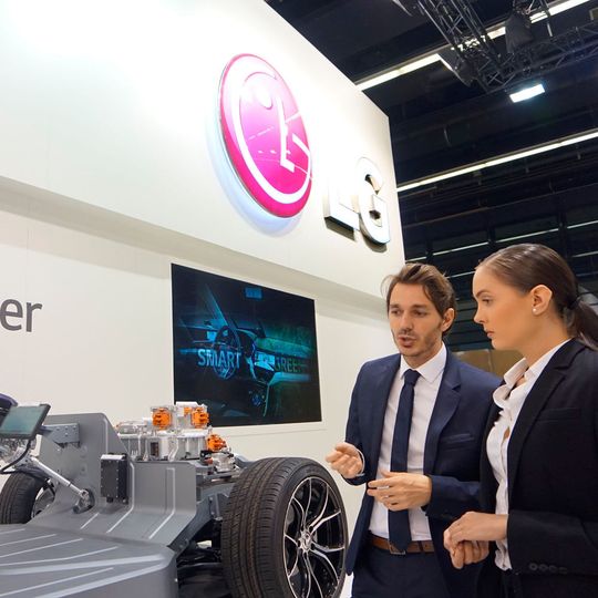 LG Electronics ist in diesem Jahr erstmalig auf der IAA vertreten. Dort stellt der Elektronikhersteller unter anderem OLED-Heckleuchten für die Automobilindustrie vor. LG Electronics ist in diesem Jahr erstmalig auf der IAA vertreten. Dort stellt der Elektronikhersteller unter anderem OLED-Heckleuchten für die Automobilindustrie vor.