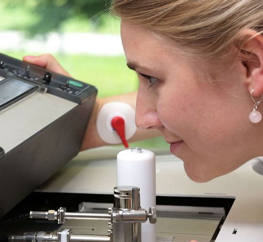 Den Freisinger Forschern stehen zahlreiche Analysegeräte wie die Gaschromatographie zur Verfügung, um die Verursacher von störenden Gerüchen in Acrylklebstoffen aufzuspüren. Den Freisinger Forschern stehen zahlreiche Analysegeräte wie die Gaschromatographie zur Verfügung, um die Verursacher von störenden Gerüchen in Acrylklebstoffen aufzuspüren.