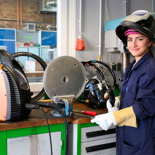 Mit dem vergleichsweise leichten Thermacut Ex-Trafire-Plasmaschneider und seinem ergonomischen Brenner kann auch THM-Maschinenbau-Studentin Sheiba Jan mit zarter Frauenhand bestens arbeiten. Mit dem vergleichsweise leichten Thermacut Ex-Trafire-Plasmaschneider und seinem ergonomischen Brenner kann auch THM-Maschinenbau-Studentin Sheiba Jan mit zarter Frauenhand bestens arbeiten.