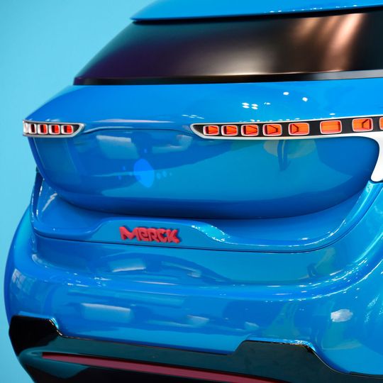 Auf der IAA zeigt Merck zum Beispiel einen semitransparenten Lack und OLEDs bei denen die Materialien des Unternehmens zum Einsatz kommen. Auf der IAA zeigt Merck zum Beispiel einen semitransparenten Lack und OLEDs bei denen die Materialien des Unternehmens zum Einsatz kommen.