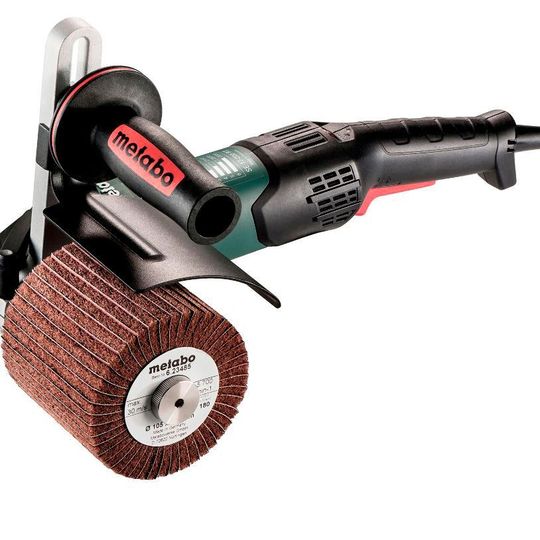 Die Satiniermaschine SE 17-200 RT von Metabo hat ausreichend Power auch für die Aufnahme größerer Zubehöre. Der abnehmbare Staubschutzfilter am Griff (rechts) schützt den Motor vor groben Schmutzpartikeln. Die Satiniermaschine SE 17-200 RT von Metabo hat ausreichend Power auch für die Aufnahme größerer Zubehöre. Der abnehmbare Staubschutzfilter am Griff (rechts) schützt den Motor vor groben Schmutzpartikeln.