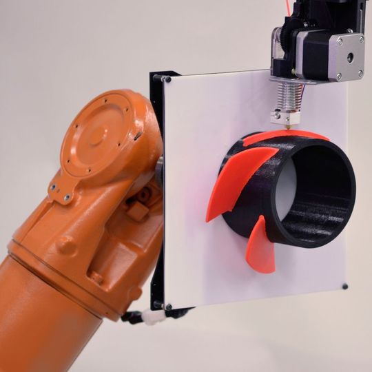 Das Werkstück wird von einem Gelenkarmroboter mit sechs Achsen geführt. Das Werkstück wird von einem Gelenkarmroboter mit sechs Achsen geführt.
