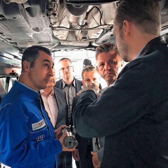 Bei seinem Kurzpraktikum hatte Grünen-Chef Cem Özdemir zahlreiche qualifizierte Betreuer.