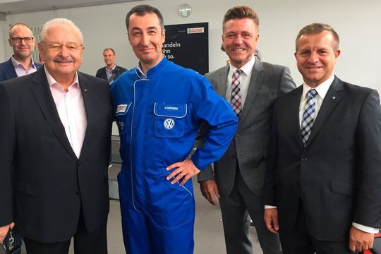 Machen sich gemeinsam für die Nachrüstung von älteren Dieselfahrzeugen stark: (v. li.) ZDK-Präsident Jürgen Karpinski, Grünen-Chef Cem Özdemir sowie die beiden ZDK-Vizepräsidenten Wilhelm Hülsdonk und Thomas Peckruhn.