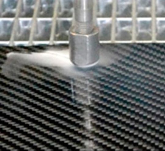 Das CO2-Hochdruckstrahlen nutzt die Flüssigphase von Kohlenstoffdioxid und vereint somit die Vorteile des Wasserhochdruckstrahlens mit denen der trockenen und rückstandsfreien CO2-Strahlverfahren. Das funktioniert auch bei funktionellen Faserverbundwerkstoffen, wie CFK (Bild) und GFK, wie Forscher am Fraunhofer IPK beweisen können. Das CO2-Hochdruckstrahlen nutzt die Flüssigphase von Kohlenstoffdioxid und vereint somit die Vorteile des Wasserhochdruckstrahlens mit denen der trockenen und rückstandsfreien CO2-Strahlverfahren. Das funktioniert auch bei funktionellen Faserverbundwerkstoffen, wie CFK (Bild) und GFK, wie Forscher am Fraunhofer IPK beweisen können.