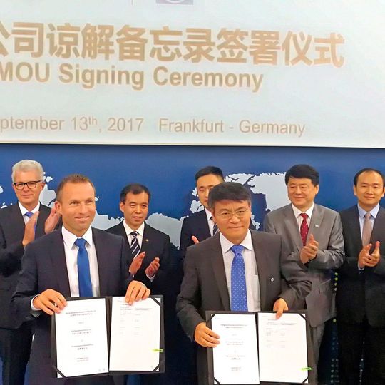 Jörg Grotendorst (l.), Leiter der ZF-Division E-Mobility, und Chen Bao, BHAP-Geschäftsführer, unterzeichnen die Vereinbarung über das Joint Venture im Beisein hochrangiger Vertreter von BAIC, BHAP und ZF. Jörg Grotendorst (l.), Leiter der ZF-Division E-Mobility, und Chen Bao, BHAP-Geschäftsführer, unterzeichnen die Vereinbarung über das Joint Venture im Beisein hochrangiger Vertreter von BAIC, BHAP und ZF.