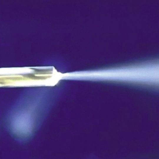 Bild 4: Sprüh- und Mengentests beim Präzisionswerkzeug-Spezialist Gühring weisen eine gleichmäßige Aerosolausbringung nach, die homogener als bei Zwei-Kanal-System ist. Bild 4: Sprüh- und Mengentests beim Präzisionswerkzeug-Spezialist Gühring weisen eine gleichmäßige Aerosolausbringung nach, die homogener als bei Zwei-Kanal-System ist.