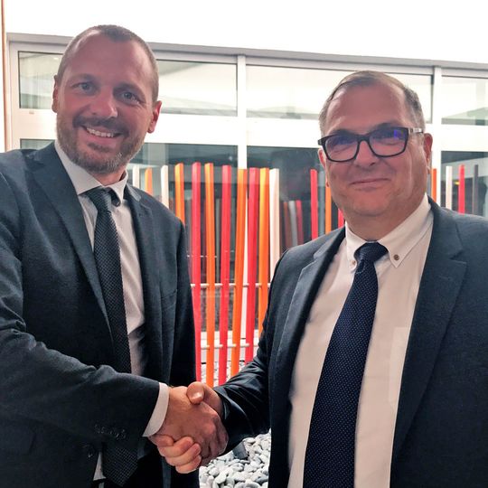 Benno Reichmuth (l.), General Manager des Hubs Südwesteuropa bei SSI Schäfer und Präsident von GRN Logistic, und Laurent Gourdon, Generaldirektor von GRN Logistic, besiegeln die Übernahme. Benno Reichmuth (l.), General Manager des Hubs Südwesteuropa bei SSI Schäfer und Präsident von GRN Logistic, und Laurent Gourdon, Generaldirektor von GRN Logistic, besiegeln die Übernahme.