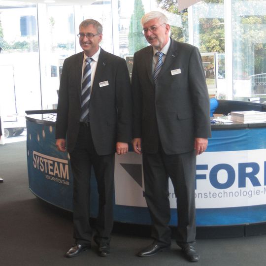Volker und Michael Mitlacher freuten sich als Geschäftsführer der SYSTEAM wahnsinnig, dass 500 Gäste und knapp 60 Hersteller dem Ruf nach Bamberg folgten. Volker und Michael Mitlacher freuten sich als Geschäftsführer der SYSTEAM wahnsinnig, dass 500 Gäste und knapp 60 Hersteller dem Ruf nach Bamberg folgten.