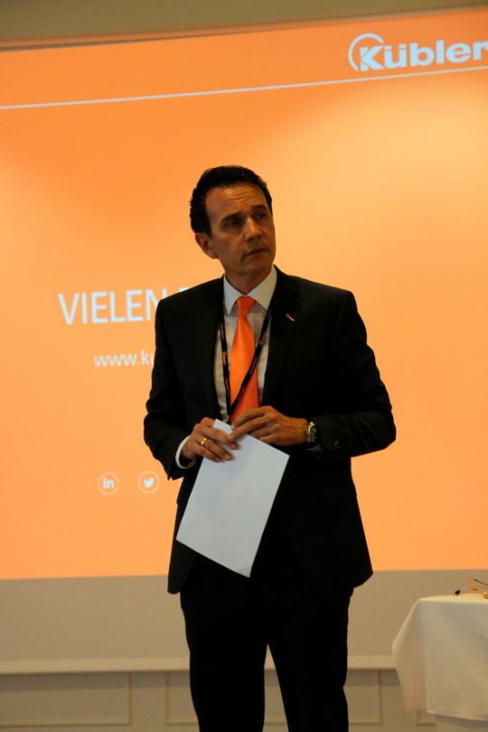 Auf der Jahrespressekonferenz im Schwarzwald stellte Gebhard Kübler, Geschäftsführender Gesellschafter von Kübler, neue Strategien und Entwicklungen wie etwa ein Motofeedback-Drehgeber-System vor. Auf der Jahrespressekonferenz im Schwarzwald stellte Gebhard Kübler, Geschäftsführender Gesellschafter von Kübler, neue Strategien und Entwicklungen wie etwa ein Motofeedback-Drehgeber-System vor.
