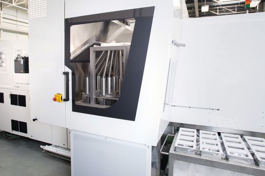 Während der fünf Messetage werden auf einer Spritzgießmaschine der Reihe Engel E-Victory 170/80 Nadelhalter für 1-ml-Sicherheitsspritzen in einem 16-fach-Werkzeug gefertigt. Während der fünf Messetage werden auf einer Spritzgießmaschine der Reihe Engel E-Victory 170/80 Nadelhalter für 1-ml-Sicherheitsspritzen in einem 16-fach-Werkzeug gefertigt.