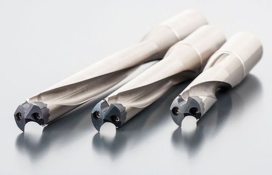 La géométrie à affûtage en croix à 140° de la gamme Hydra permet un centrage de bonne qualité et réduit l'effort de poussée pour le perçage dans la plupart des matériaux, offrant ainsi une meilleure efficacité pour une puissance machine plus faible. La géométrie à affûtage en croix à 140° de la gamme Hydra permet un centrage de bonne qualité et réduit l'effort de poussée pour le perçage dans la plupart des matériaux, offrant ainsi une meilleure efficacité pour une puissance machine plus faible.