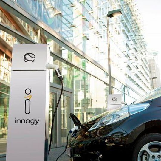 Die Bundesanstalt für Verwaltungsdienstleistungen hat Zuwendungen für die Errichtung von rund 6.000 Ladepunkten für die Elektromobilität bewilligt. Die meisten Steckdosen will die RWE-Tochter Innogy errichten. Die Bundesanstalt für Verwaltungsdienstleistungen hat Zuwendungen für die Errichtung von rund 6.000 Ladepunkten für die Elektromobilität bewilligt. Die meisten Steckdosen will die RWE-Tochter Innogy errichten.