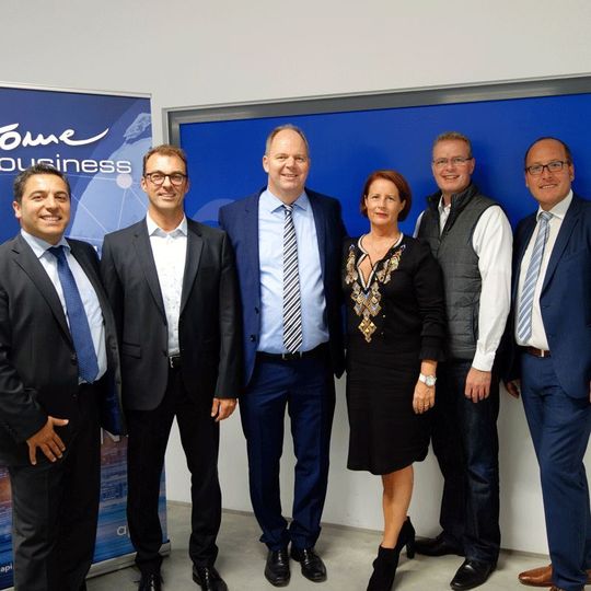 Einige api-VIPs: (v. l.) Luis da Silva, Andreas Printz, Achim und Ina Heyne (api), Christian Haack (pilot) und Christoph Runge (COS) Einige api-VIPs: (v. l.) Luis da Silva, Andreas Printz, Achim und Ina Heyne (api), Christian Haack (pilot) und Christoph Runge (COS)