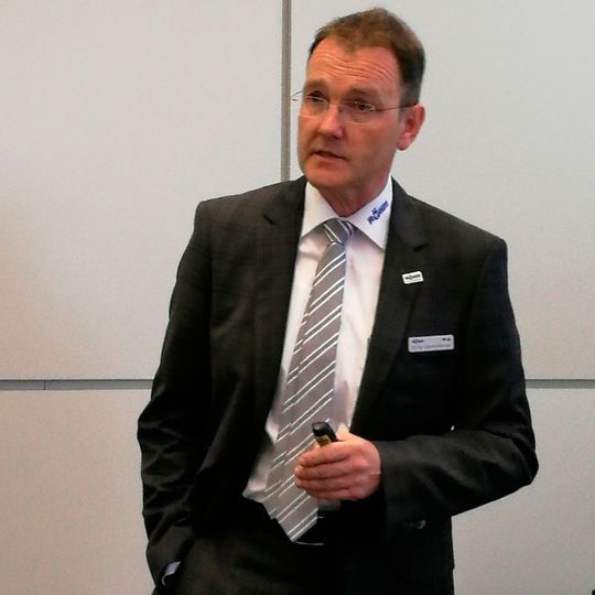 Dr.-Ing. Joachim Hümmler, technischer Geschäftsführer der Röhm Unternehmensgruppe, gab den Verkauf an Dr. Helmut Rothenberger bekannt. Dr.-Ing. Joachim Hümmler, technischer Geschäftsführer der Röhm Unternehmensgruppe, gab den Verkauf an Dr. Helmut Rothenberger bekannt.