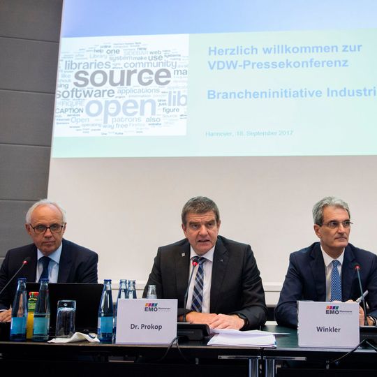 Die Brancheninitiative Industrie 4.0 des VDW wird im Rahmen der EMO Hannover 2017 vorgestellt. Von l. n. r.: Dr. Klaus Finkenwirth (Geschäftsführer Liebherr Verzahntechnik GmbH, Kempten), Dr. Heinz-Jürgen Prokop (Vorsitzender des VDW), Klaus Winkler (Geschäftsführer Heller Maschinenfabrik GmbH, Nürtingen). Die Brancheninitiative Industrie 4.0 des VDW wird im Rahmen der EMO Hannover 2017 vorgestellt. Von l. n. r.: Dr. Klaus Finkenwirth (Geschäftsführer Liebherr Verzahntechnik GmbH, Kempten), Dr. Heinz-Jürgen Prokop (Vorsitzender des VDW), Klaus Winkler (Geschäftsführer Heller Maschinenfabrik GmbH, Nürtingen).