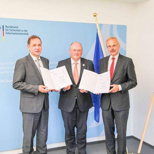 Übergabe des BSI-Eignungsbescheids für den Branchenstandard „IT-Sicherheit Wasser/Abwasser“ an DVGW und DWA (v.l.n.r.: Gerald Linke (DVGW), Arne Schönbohm (BSI), Otto Schaaf (DWA)) Übergabe des BSI-Eignungsbescheids für den Branchenstandard „IT-Sicherheit Wasser/Abwasser“ an DVGW und DWA (v.l.n.r.: Gerald Linke (DVGW), Arne Schönbohm (BSI), Otto Schaaf (DWA))
