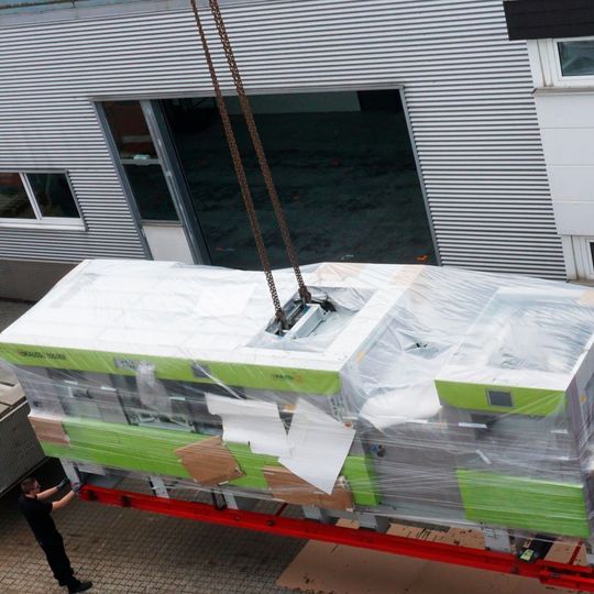 Anlieferung der Stanzmaschine Brausse 1060ER beim Stanzformenbauer Karl Marbach in Heilbronn. Anlieferung der Stanzmaschine Brausse 1060ER beim Stanzformenbauer Karl Marbach in Heilbronn.
