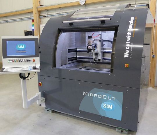 STM punktet nach eigener Aussage mit dem neuen Micro-Wasserstrahlsystem „Microcut MJ“ jetzt auch in der Massenproduktion von hochfunktionellen Miniaturbauteilen. STM punktet nach eigener Aussage mit dem neuen Micro-Wasserstrahlsystem „Microcut MJ“ jetzt auch in der Massenproduktion von hochfunktionellen Miniaturbauteilen.
