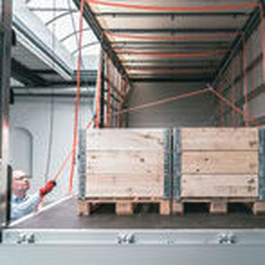 Das patentierte Gurtliftsystem HESTAL CargoMaster erleichtert die Ladungssicherung. Das patentierte Gurtliftsystem HESTAL CargoMaster erleichtert die Ladungssicherung.