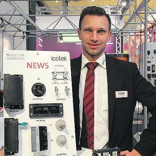 Florian Oppermann, Geschäftsführer der Eltop GmbH, der örtlichen Industrievertretung von Icotek, zeigt die neuen Produkte von Icotek. Florian Oppermann, Geschäftsführer der Eltop GmbH, der örtlichen Industrievertretung von Icotek, zeigt die neuen Produkte von Icotek.