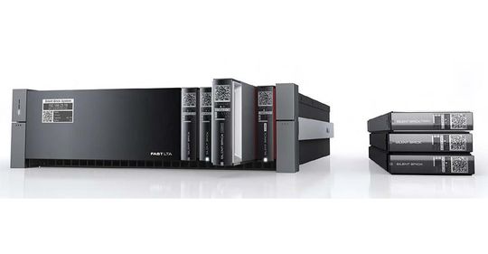 Im Silent Brick System stehen pro Controller fünf Slots zur Verfügung, die sich durch das Hinzufügen von Extension Shelves um je 14 Slots erweitern lassen. Im Silent Brick System stehen pro Controller fünf Slots zur Verfügung, die sich durch das Hinzufügen von Extension Shelves um je 14 Slots erweitern lassen.