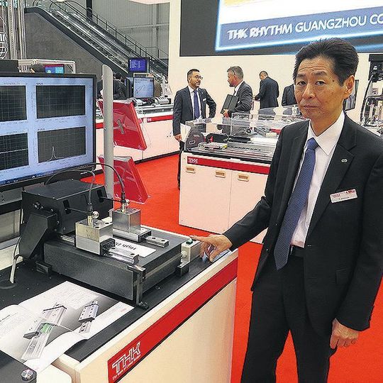 Toshiki Matsuda, Präsident THK Europe, zeigt am Stand das „Klangspiel“ zum Dämpfungsverhalten einer hochsteifen und präzisen Linearführung. Toshiki Matsuda, Präsident THK Europe, zeigt am Stand das „Klangspiel“ zum Dämpfungsverhalten einer hochsteifen und präzisen Linearführung.