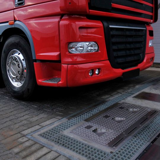 Das Reifenkontrollsystem von Ventech prüft automatisch Reifendruck, Profiltiefe und Fahrzeuggewicht. Das Reifenkontrollsystem von Ventech prüft automatisch Reifendruck, Profiltiefe und Fahrzeuggewicht.