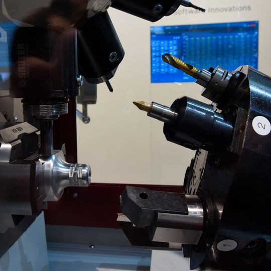 Die Echtzeitdaten aus der Rundtaktmaschine von Pfiffner visualisiert und analysiert der Data Analytics Server (im Hintergrund) am Stand von Bosch Rexroth. Die Echtzeitdaten aus der Rundtaktmaschine von Pfiffner visualisiert und analysiert der Data Analytics Server (im Hintergrund) am Stand von Bosch Rexroth.