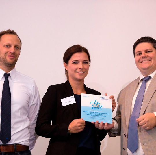 Der Preis Projekt des Jahres des VDW-Forschungsinstituts geht dieses Jahr an Nika Nowitziki, die die Sicherheit von Standard-SPS in einer Studie belegt hat. (Im Bild (v.l.n.r.): Sven Staiger, Index-Werke, Esslingen, Nika Nowizki, Institut für Maschinenelemente (IMA) der Universität Stuttgart, Dr. Alexander Broos, Leiter Forschung und Technik, VDW Frankfurt am Main) Der Preis Projekt des Jahres des VDW-Forschungsinstituts geht dieses Jahr an Nika Nowitziki, die die Sicherheit von Standard-SPS in einer Studie belegt hat. (Im Bild (v.l.n.r.): Sven Staiger, Index-Werke, Esslingen, Nika Nowizki, Institut für Maschinenelemente (IMA) der Universität Stuttgart, Dr. Alexander Broos, Leiter Forschung und Technik, VDW Frankfurt am Main)