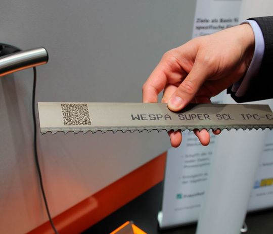 Wespa zeigt auf der EMO mittels QR-Code versehenen Industrie-Sägebändern – diese sind das Wespa-Higlight auf der Messe – wie man per Scanner sofort die richtigen Bearbeitungsparameter in der Sägemaschine zur Verfügung hat. Gezeigt wird das live auf einer Kasto-Anlage. Wespa zeigt auf der EMO mittels QR-Code versehenen Industrie-Sägebändern – diese sind das Wespa-Higlight auf der Messe – wie man per Scanner sofort die richtigen Bearbeitungsparameter in der Sägemaschine zur Verfügung hat. Gezeigt wird das live auf einer Kasto-Anlage.