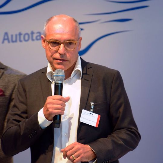 Elektroautos müssen für Reparaturen beim Schadensfall noch verbessert werden erklärt Dr. Christoph Lauterwasser, Geschäftsführer des Allianz Zentrums für Technik. Elektroautos müssen für Reparaturen beim Schadensfall noch verbessert werden erklärt Dr. Christoph Lauterwasser, Geschäftsführer des Allianz Zentrums für Technik.