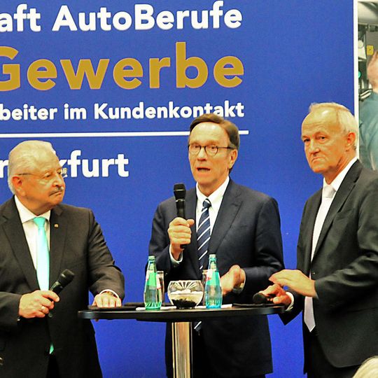 Die drei Verbandspräsidenten (v. li.) Jürgen Karpinski (ZDK), Matthias Wissmann (VDA) und Reinhard Zirpel (VDIK) gratulierten den Gütegemeinschaften zu ihrer erfolgreichen Arbeit. Die drei Verbandspräsidenten (v. li.) Jürgen Karpinski (ZDK), Matthias Wissmann (VDA) und Reinhard Zirpel (VDIK) gratulierten den Gütegemeinschaften zu ihrer erfolgreichen Arbeit.