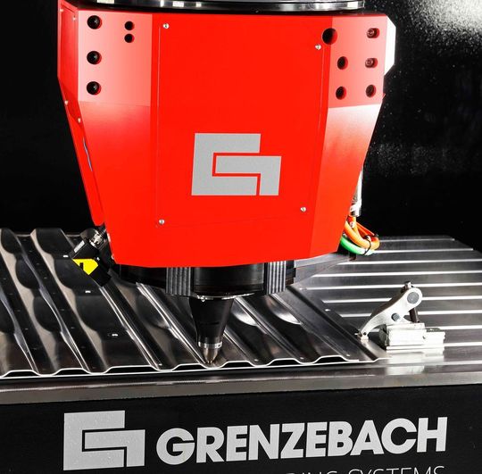 Grenzebach erweitert die Limits beim Rührreibschweißen und präsentiert die Innovationen im Rahmen der Schweißen & Schneiden 2017. Grenzebach erklärt: Entscheidend für die Schweißnaht und Oberflächenqualität beim Rührreibschweißen ist die Regelung der Prozesskenngrößen – allen voran der Anpresskraft - welche über die Sensorik des „Dynastir“-Schweißkopfes (Bild) hoch dynamisch an die Maschinen- und Prozesssteuerung rückgemeldet wird und mit den einzelnen Achsen der Führungsmaschine den Kraftregelkreis darstellt. Grenzebach erweitert die Limits beim Rührreibschweißen und präsentiert die Innovationen im Rahmen der Schweißen & Schneiden 2017. Grenzebach erklärt: Entscheidend für die Schweißnaht und Oberflächenqualität beim Rührreibschweißen ist die Regelung der Prozesskenngrößen – allen voran der Anpresskraft - welche über die Sensorik des „Dynastir“-Schweißkopfes (Bild) hoch dynamisch an die Maschinen- und Prozesssteuerung rückgemeldet wird und mit den einzelnen Achsen der Führungsmaschine den Kraftregelkreis darstellt.