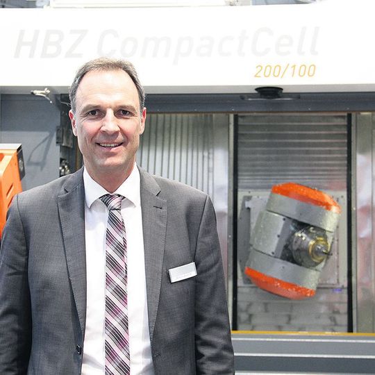 Armin Walther, Inhaber der A-Punkt Automation: „Mit dem neuen Gabelkopf ist es uns gelungen, einen für die Hochleistungszerspanung konzipierten Fräskopf zu entwickeln, der die Leistung der Maschinen zusätzlich steigert“ Armin Walther, Inhaber der A-Punkt Automation: „Mit dem neuen Gabelkopf ist es uns gelungen, einen für die Hochleistungszerspanung konzipierten Fräskopf zu entwickeln, der die Leistung der Maschinen zusätzlich steigert“
