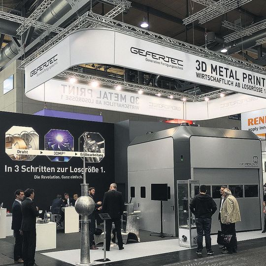 Einen G-Tarc-Drucker von Gefertec hat Siemens für seine Digitalisierungsfabrik gekauft. Vorerst geht es um Rapid Prototyping, doch weitere Aufgaben sollen folgen. Einen G-Tarc-Drucker von Gefertec hat Siemens für seine Digitalisierungsfabrik gekauft. Vorerst geht es um Rapid Prototyping, doch weitere Aufgaben sollen folgen.