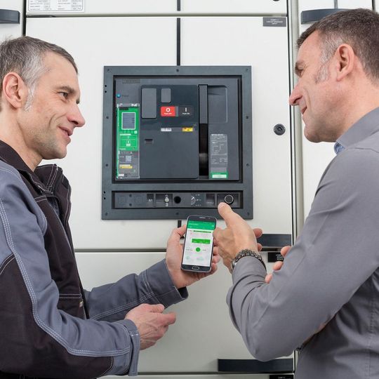 Schneider Electric hat seine Masterpact-MTZ-Baureihe um einen Leistungsschalter mit integrierter Strom- und Energiemessung im Bereich 630 A bis 1600 A ergänzt.