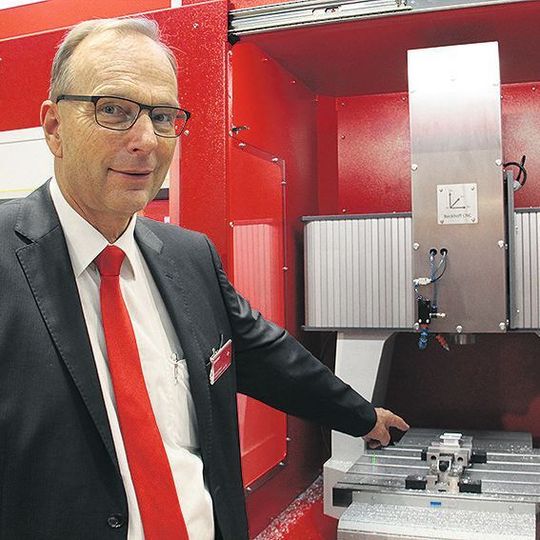 Dipl.-Ing. Gerhard Meier, Verwaltunsgratspräsident der Beckhoff Automation AG in Schaffhausen (Schweiz): „Als Anwendungsbeispiel für eine intelligente Produktion zeigen wir die komplette Prozesskette von der NC-Programmierung mittels CAD/CAM über den digitalen Zwilling der Maschine für die NC-Programmtests bis hin zur realen Maschine für die Bearbeitung.“ Dipl.-Ing. Gerhard Meier, Verwaltunsgratspräsident der Beckhoff Automation AG in Schaffhausen (Schweiz): „Als Anwendungsbeispiel für eine intelligente Produktion zeigen wir die komplette Prozesskette von der NC-Programmierung mittels CAD/CAM über den digitalen Zwilling der Maschine für die NC-Programmtests bis hin zur realen Maschine für die Bearbeitung.“