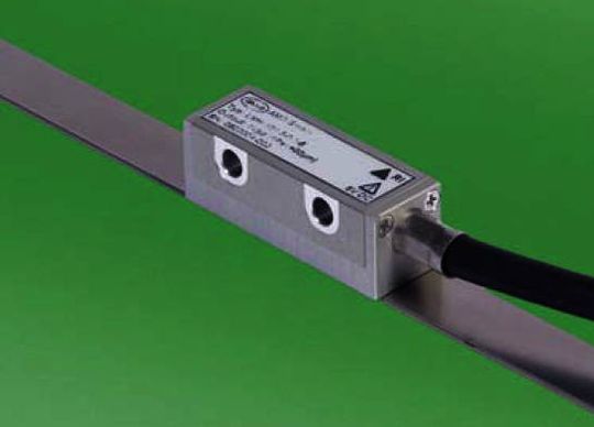 Zusammen mit der hochwertigen Elektronik im Abtastkopf wird ein Sensorsignal erzeugt, das in Echtzeit als analoges 1Vss- oder TTL-Signal bis zu einer Auflösung von 0,125 µm ausgegeben wird. Zusammen mit der hochwertigen Elektronik im Abtastkopf wird ein Sensorsignal erzeugt, das in Echtzeit als analoges 1Vss- oder TTL-Signal bis zu einer Auflösung von 0,125 µm ausgegeben wird.