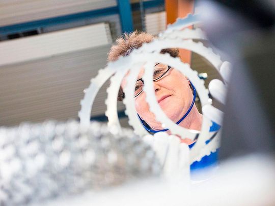 Das Technologieunternehmen Feintool bleibt auf Wachstumskurs. Der Umsatz der Feintool-Gruppe hat sich im ersten Halbjahr 2017 um 6.6 Prozent auf CHF 296.8 Mio. erhöht. Währungsbereinigt entspricht dies einer Steigerung um 7.4 Prozent. Der operative Gewinn stieg gegenüber dem Vorjahreszeitraum um 5.1 Prozent auf CHF 22.5 Mio. Für die zweite Hälfte des Jahres wird eine Fortsetzung der positiven Geschäftsentwicklung erwartet. Das Technologieunternehmen Feintool bleibt auf Wachstumskurs. Der Umsatz der Feintool-Gruppe hat sich im ersten Halbjahr 2017 um 6.6 Prozent auf CHF 296.8 Mio. erhöht. Währungsbereinigt entspricht dies einer Steigerung um 7.4 Prozent. Der operative Gewinn stieg gegenüber dem Vorjahreszeitraum um 5.1 Prozent auf CHF 22.5 Mio. Für die zweite Hälfte des Jahres wird eine Fortsetzung der positiven Geschäftsentwicklung erwartet.
