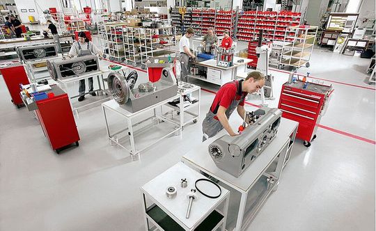 Hermle-Auftragseingang wächst im ersten Halbjahr 2017 um 11 Prozent Konzernumsatz nimmt um gut 3 Prozent auf 188 Mio. Euro zu Betriebsergebnis auf 40,2 Mio. Euro leicht erhöht Weitgehend stabile Entwicklung im Gesamtjahr erwartet. Hermle-Auftragseingang wächst im ersten Halbjahr 2017 um 11 Prozent Konzernumsatz nimmt um gut 3 Prozent auf 188 Mio. Euro zu Betriebsergebnis auf 40,2 Mio. Euro leicht erhöht Weitgehend stabile Entwicklung im Gesamtjahr erwartet.