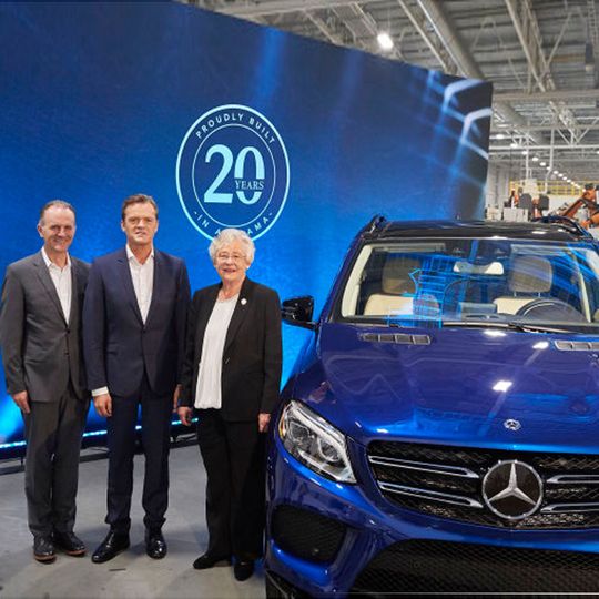 Künftig sollen im Mercedes-Benz Werk in Tuscaloosa Elektrofahrzeuge der Produkt- und Technologiemarke EQ vom Band laufen. Außerdem soll in Werksnähe eine Batteriefabrik gebaut werden. Künftig sollen im Mercedes-Benz Werk in Tuscaloosa Elektrofahrzeuge der Produkt- und Technologiemarke EQ vom Band laufen. Außerdem soll in Werksnähe eine Batteriefabrik gebaut werden.