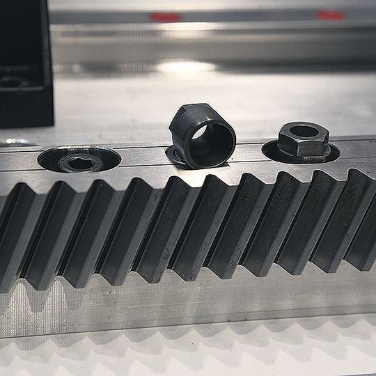 Mithilfe der Exzenterhülsen ist das Klemmen der Zahnstangen auch ohne Schraubzwinge möglich. Mithilfe der Exzenterhülsen ist das Klemmen der Zahnstangen auch ohne Schraubzwinge möglich.