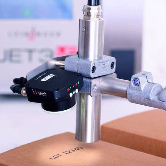 Das Visionsystem V-Check überprüft die Kennzeichnungsaufdrucke eines Tintenstrahldruckers gegen ein Referenzmuster und erhöht damit die Produktqualität. Das Visionsystem V-Check überprüft die Kennzeichnungsaufdrucke eines Tintenstrahldruckers gegen ein Referenzmuster und erhöht damit die Produktqualität.