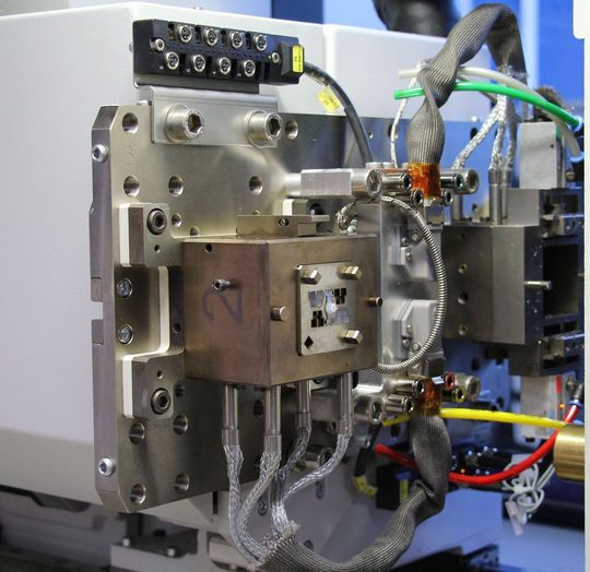 Blick ins geöffnete Werkzeug bei Rohde & Schwarz, das für die Herstellung präziser Mikroteile aus Teflon (PTFE) verwendet wird. Blick ins geöffnete Werkzeug bei Rohde & Schwarz, das für die Herstellung präziser Mikroteile aus Teflon (PTFE) verwendet wird.