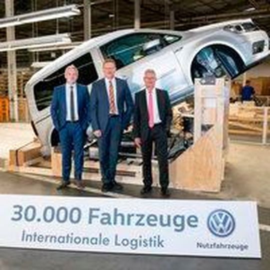 Andreas Spindler (Leiter Internationale Logistik Volkswagen Nutzfahrzeuge), Dr. Josef Baumert (Vorstand für Produktion und Logistik Volkswagen Nutzfahrzeuge), Karl-Heinz Hüninghake (Leiter Logistik Volkswagen Nutzfahrzeuge) vor dem 30.000sten SKD-Fahrzeug der Internationalen Logistik von VWN aus der Wedemark. Der Caddy Highline wird für den Versand nach Algerien vorbereitet. Andreas Spindler (Leiter Internationale Logistik Volkswagen Nutzfahrzeuge), Dr. Josef Baumert (Vorstand für Produktion und Logistik Volkswagen Nutzfahrzeuge), Karl-Heinz Hüninghake (Leiter Logistik Volkswagen Nutzfahrzeuge) vor dem 30.000sten SKD-Fahrzeug der Internationalen Logistik von VWN aus der Wedemark. Der Caddy Highline wird für den Versand nach Algerien vorbereitet.