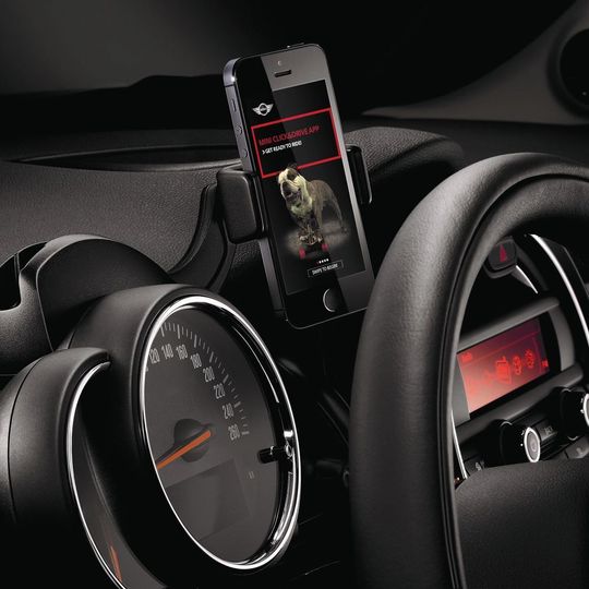Der intelligente Smartphone-Halter: startet automatisch die MINI-„Click&Drive“-App und persönliche Einstellungen des Fahrers. Der intelligente Smartphone-Halter: startet automatisch die MINI-„Click&Drive“-App und persönliche Einstellungen des Fahrers.