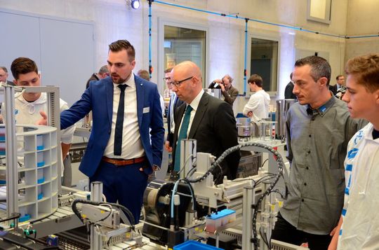 Für die Digitalisierung gilt: Bildung ist eine Grundvoraussetzung. Deshalb investieren die Neuenburger Berufsbildungszentren CPLN und CIFOM in die moderne technische Berufsbildung. Am 14. September feierte das Trainingssystem «Smart Innovative Factory» von SMC in der «Automation Academy» bei der CPLN in Neuenburg Weltpremiere. Für die Digitalisierung gilt: Bildung ist eine Grundvoraussetzung. Deshalb investieren die Neuenburger Berufsbildungszentren CPLN und CIFOM in die moderne technische Berufsbildung. Am 14. September feierte das Trainingssystem «Smart Innovative Factory» von SMC in der «Automation Academy» bei der CPLN in Neuenburg Weltpremiere.